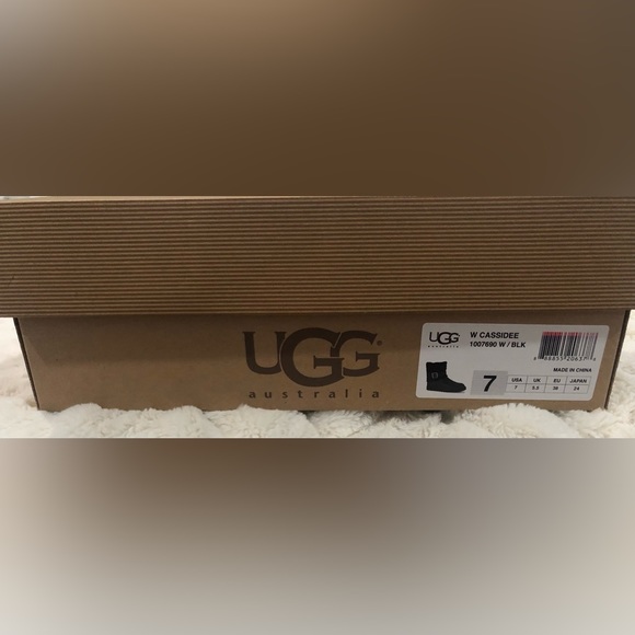 Authentic black UGG Australia Cassidee size 7 USA. - Picture 13 of 14